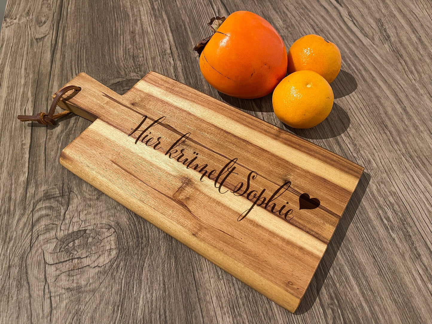 Personalisiertes Akazien Holzbrett mit Griff – Vesperbrett mit Name & Lederband