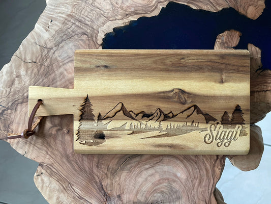 Großes Akazien Holzbrett personalisiert – Vesperbrett mit Berge-Motiv & Griff (35x18 cm)