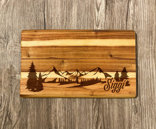 Personalisiertes Grillbrett Akazie – „Everybody Chill“ & Berg-Motiv (23 x 15 cm)