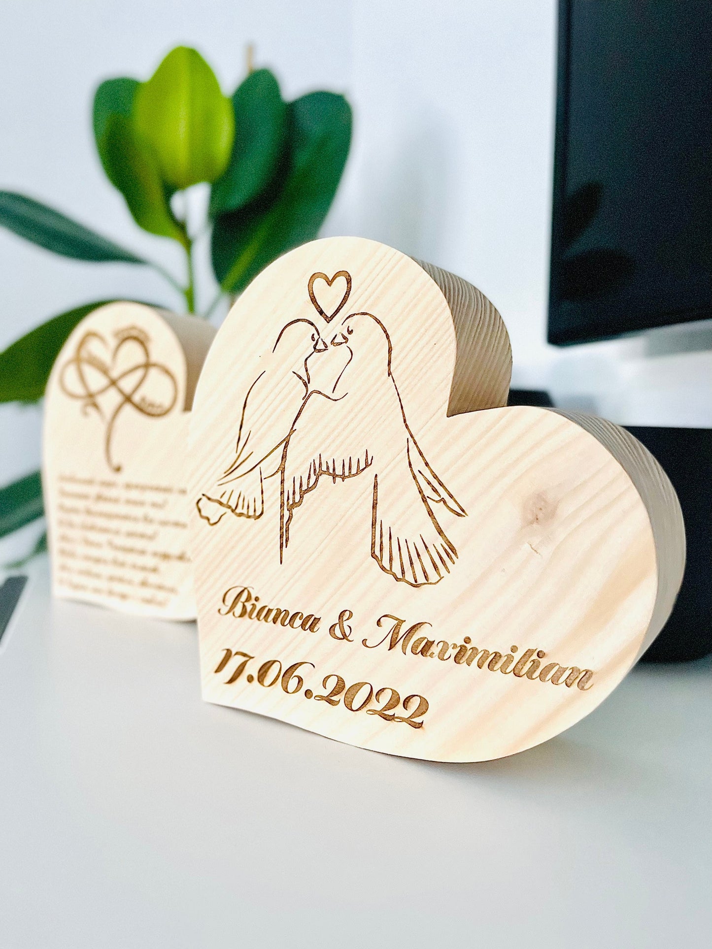 Personalisiertes Holzherz massiv – Individuelle Gravur aus echtem Nadelholz