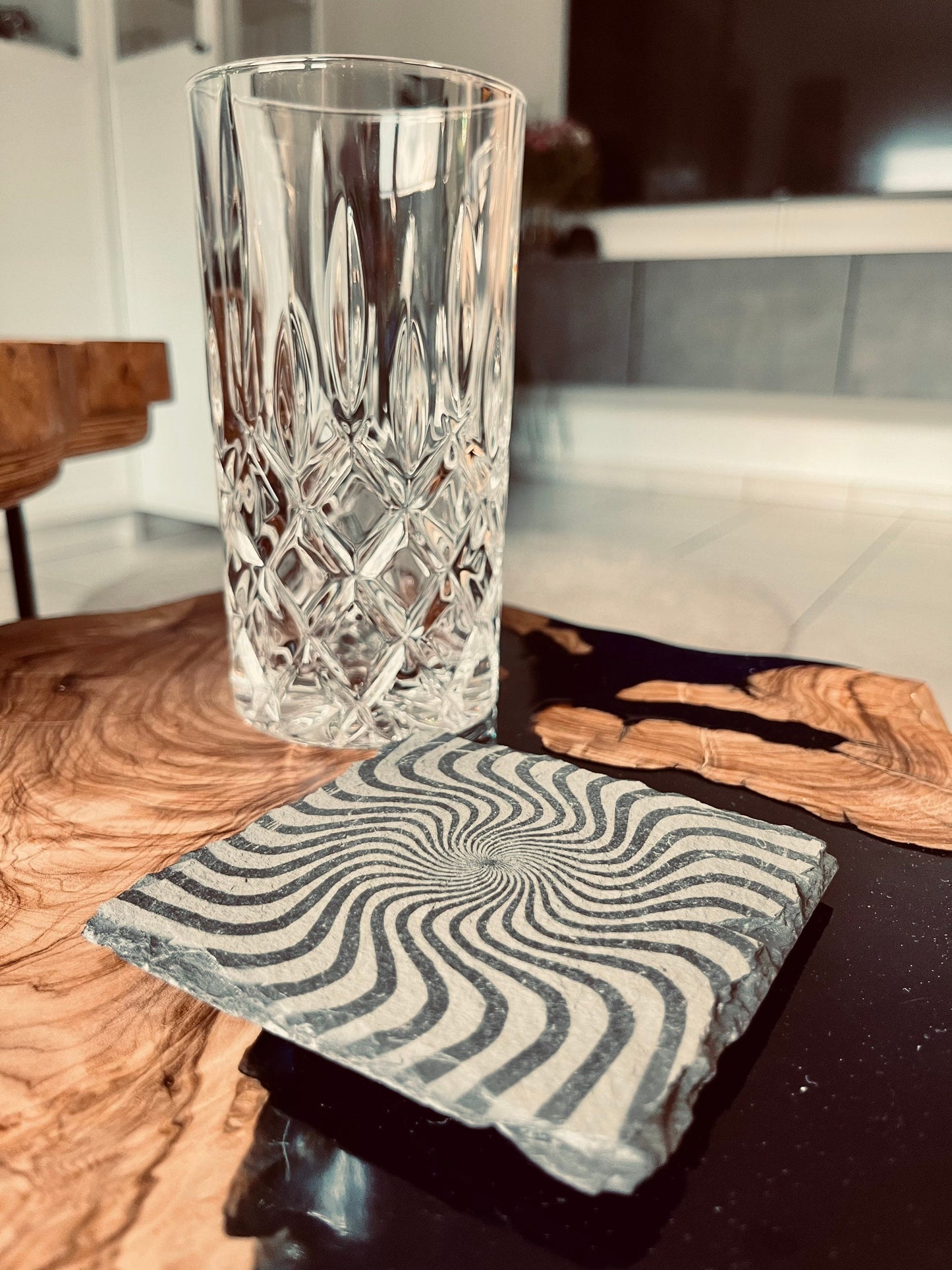 Schiefer-Untersetzer mit Gravur – Ammonit & Optische Täuschung (10x10 cm)