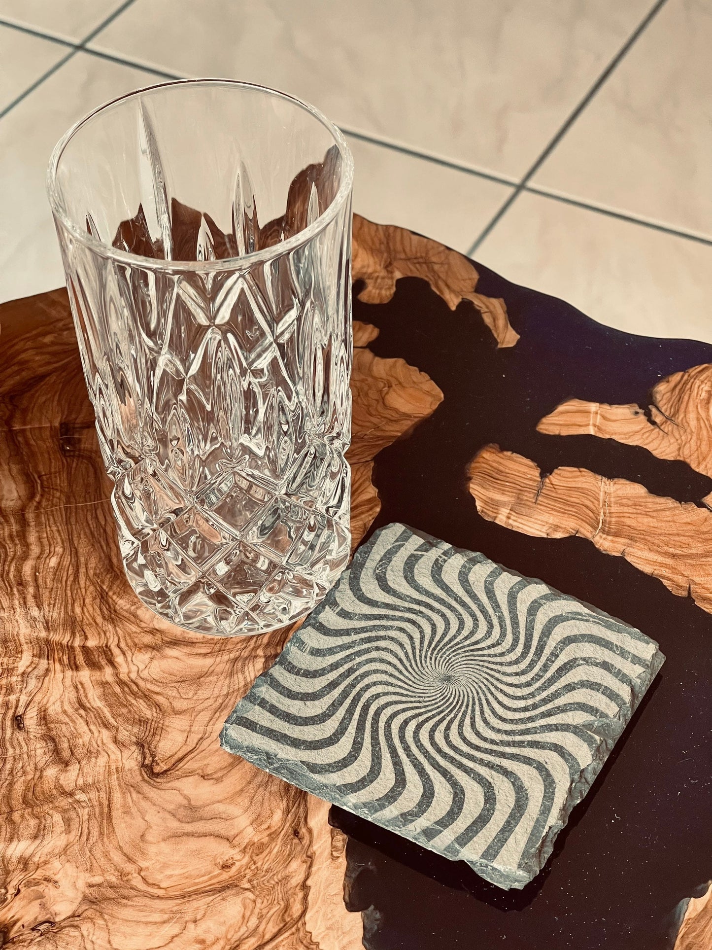Schiefer-Untersetzer mit Gravur – Ammonit & Optische Täuschung (10x10 cm)