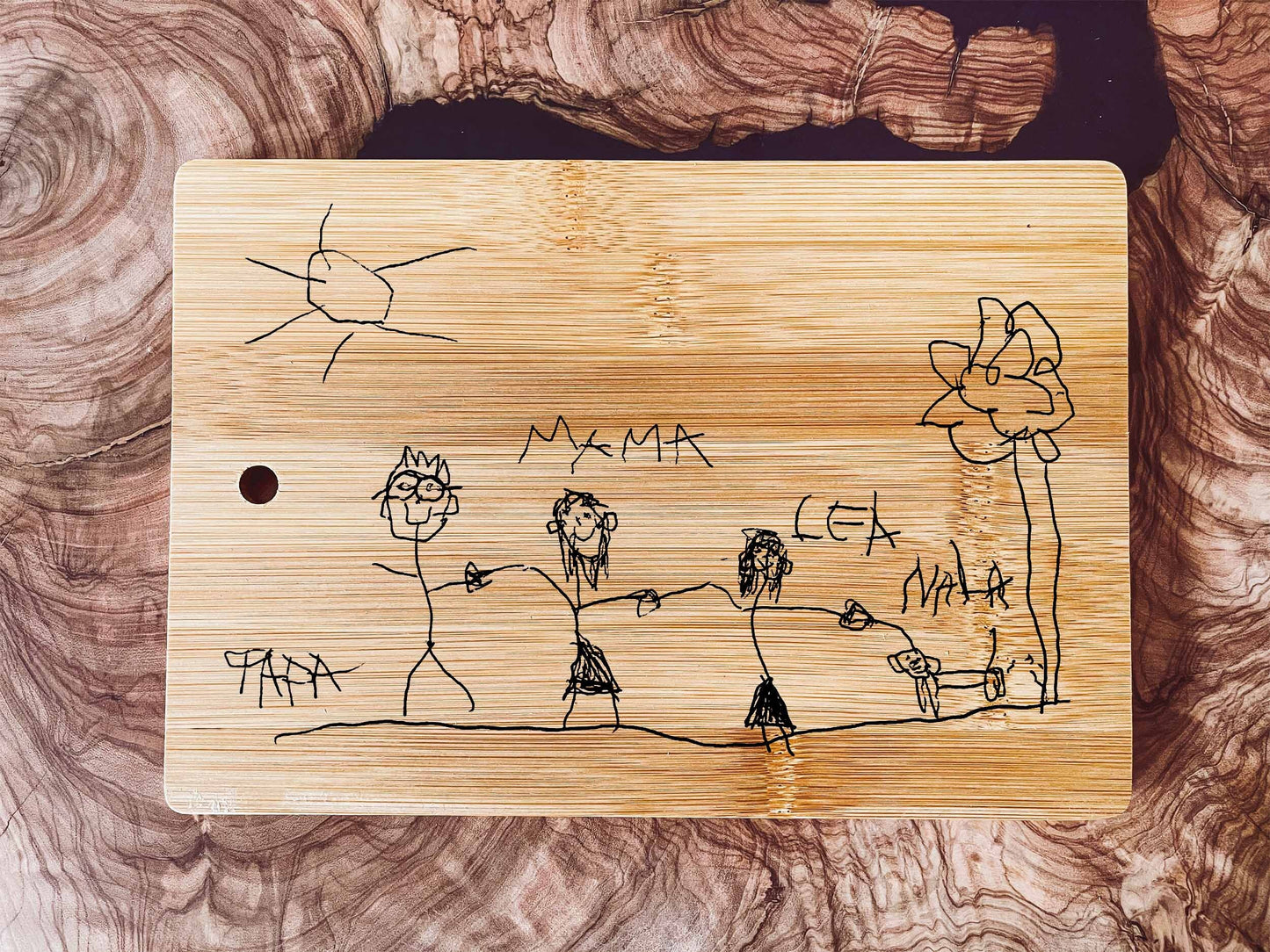 Vesperbrettchen mit Kinderzeichnung personalisiert – Dein Unikat aus Bambus