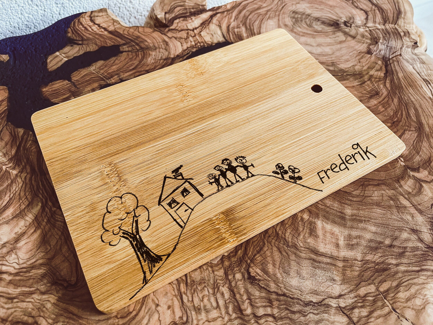 Vesperbrettchen mit Kinderzeichnung personalisiert – Dein Unikat aus Bambus