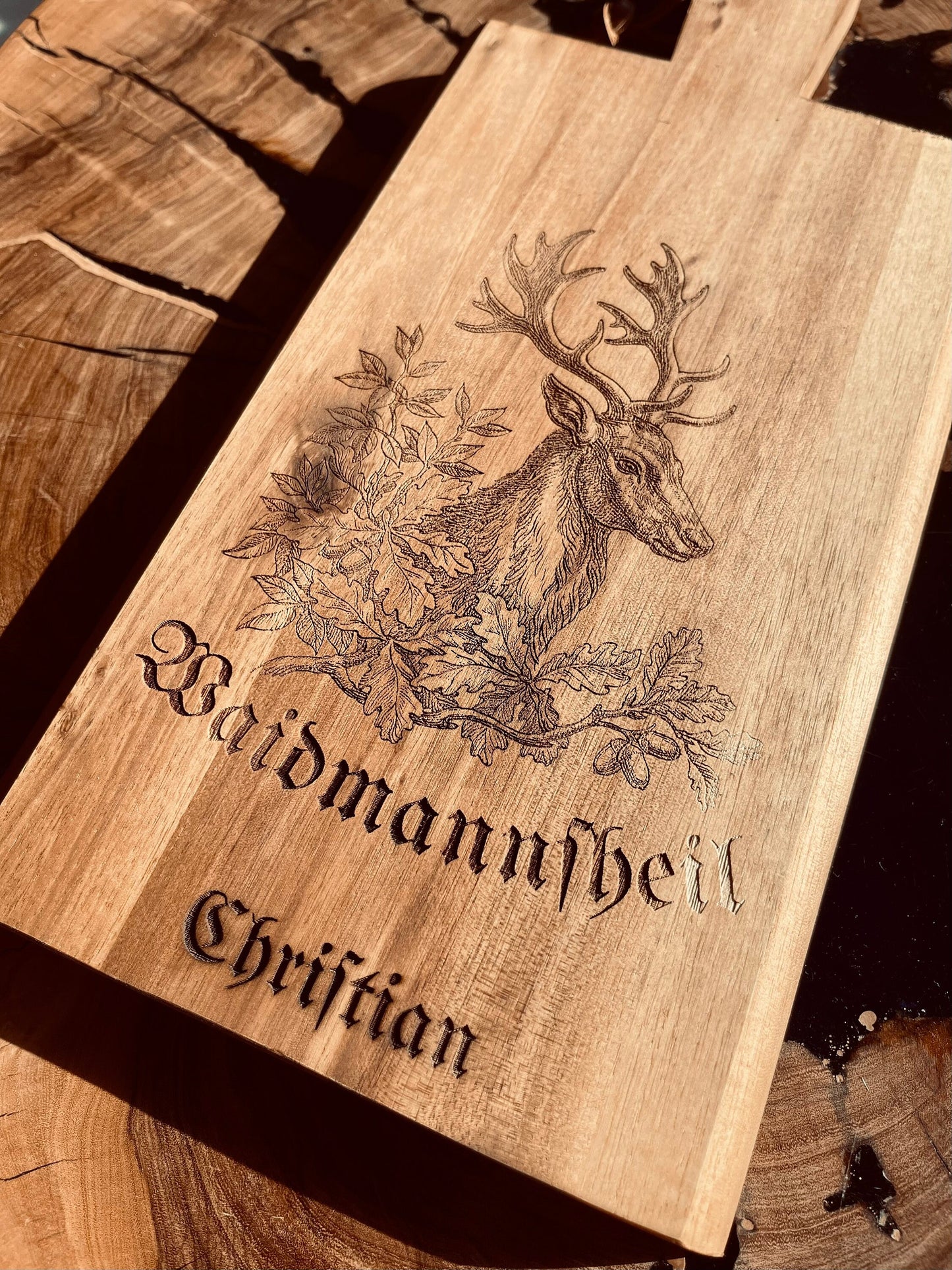 Personalisiertes Jäger Vesperbrett Akazie – Hirsch-Gravur & Name mit Lederband