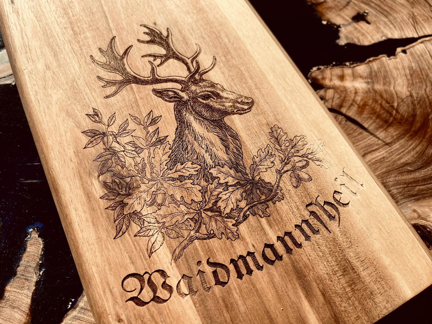 Personalisiertes Jäger Vesperbrett Akazie – Hirsch-Gravur & Name mit Lederband