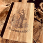 Personalisiertes Jäger Vesperbrett Akazie – Hirsch-Gravur & Name mit Lederband
