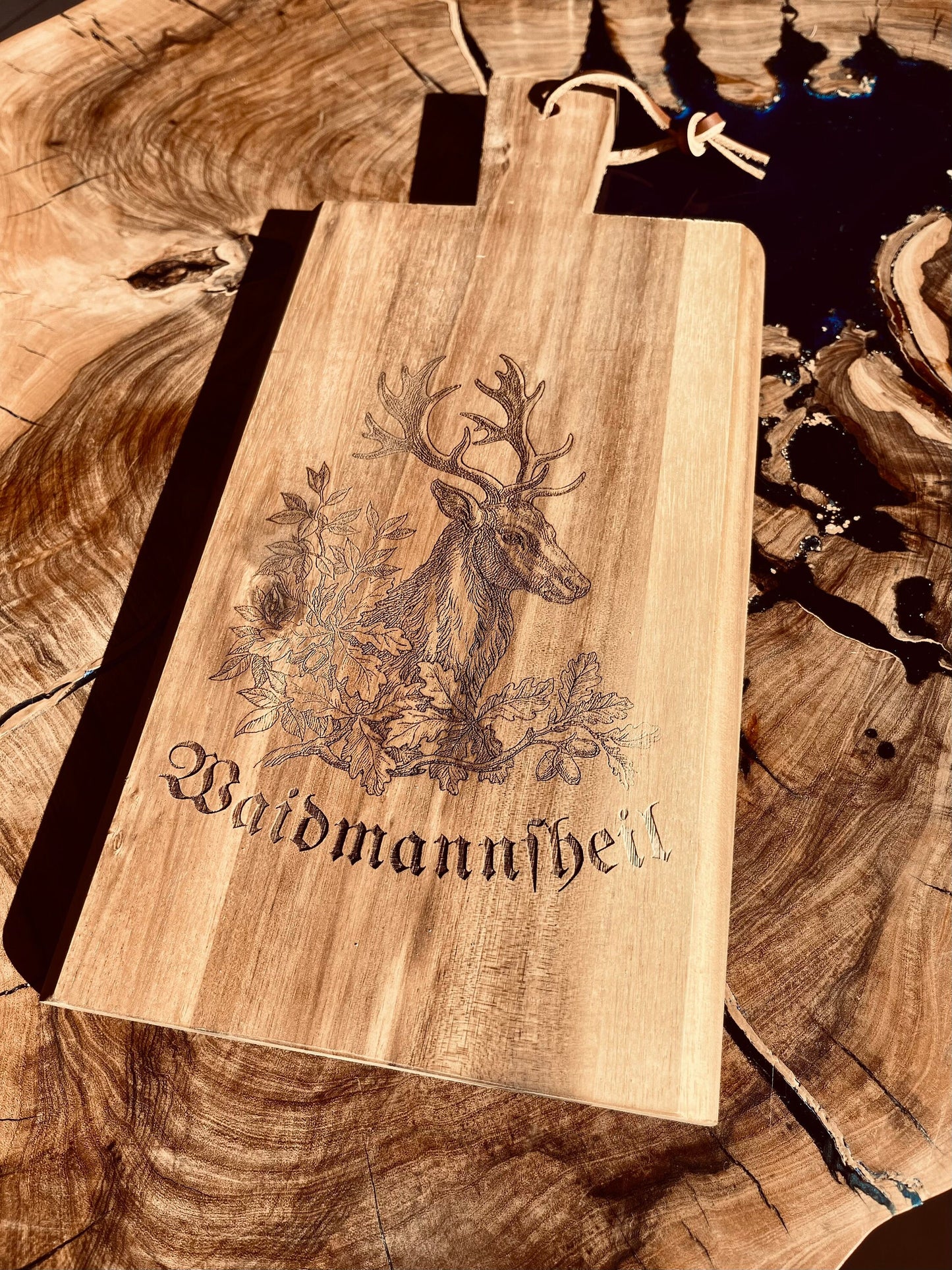 Personalisiertes Jäger Vesperbrett Akazie – Hirsch-Gravur & Name mit Lederband