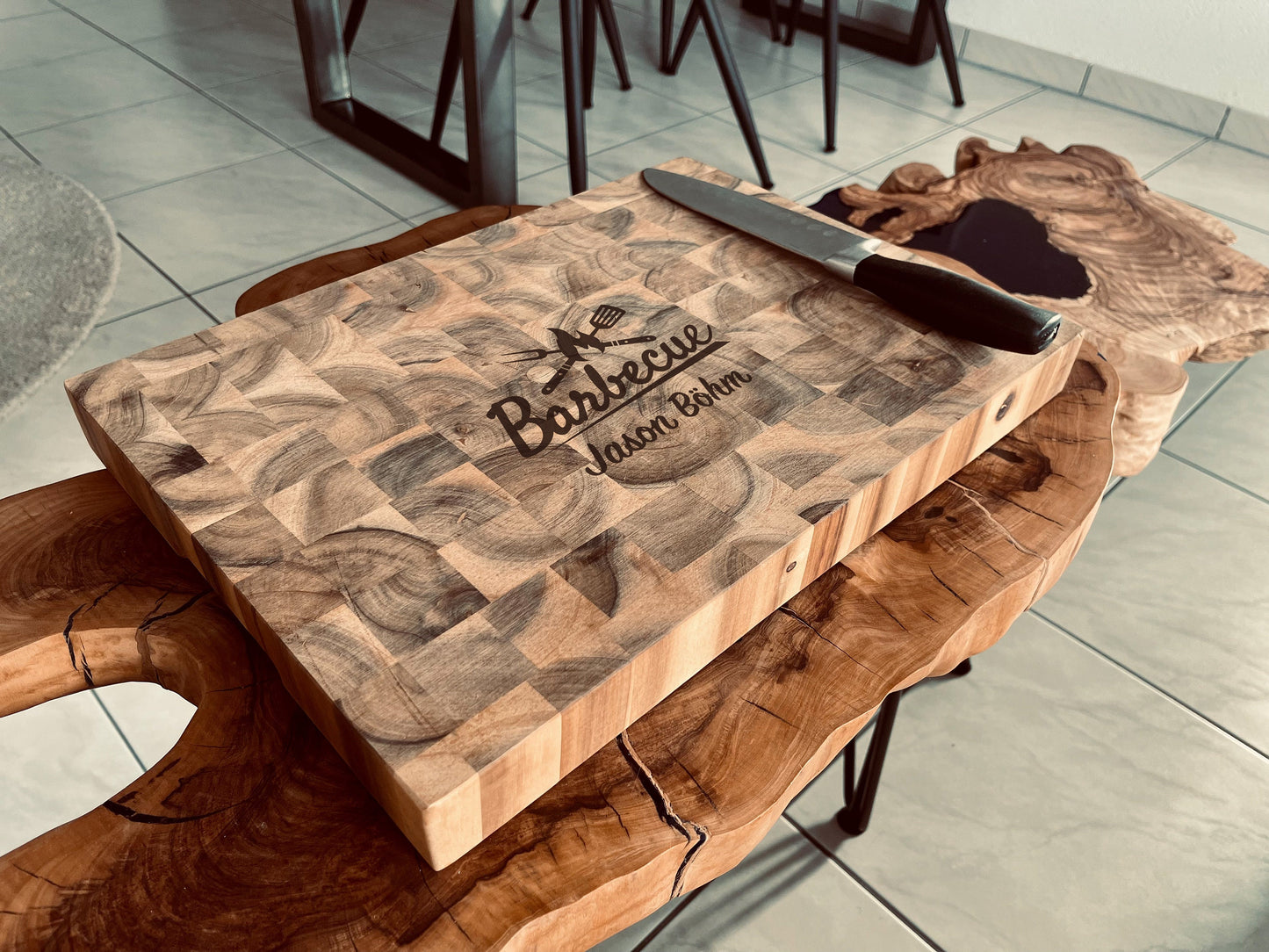 XXL Akazien-Schneidebrett Stirnholz personalisiert – Massives BBQ Tranchierbrett (42x30x4cm)