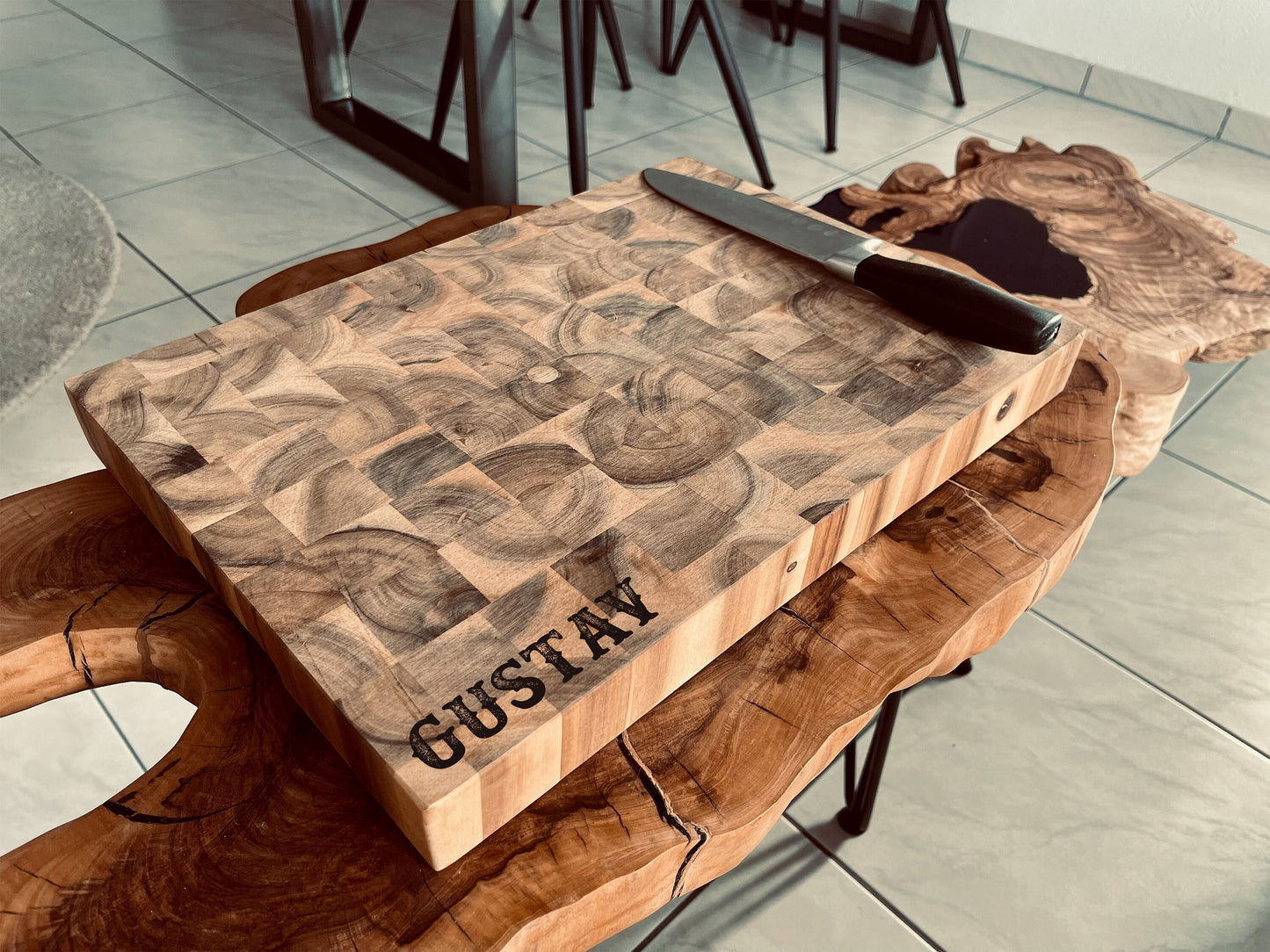 XXL Akazien Stirnholz Schneidebrett personalisiert – Massives BBQ-Brett (42x30x4cm)
