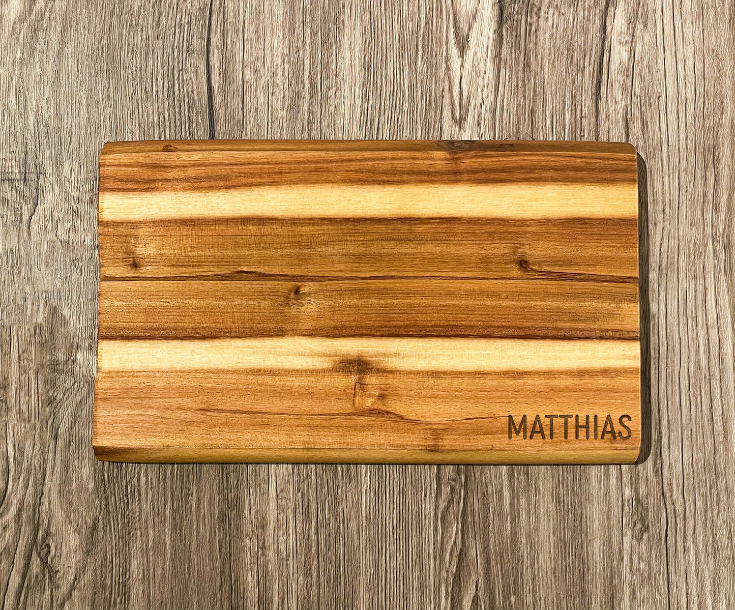 Personalisiertes Vesperbrett aus Akazie – Frühstücksbrettchen mit Name & Gravur