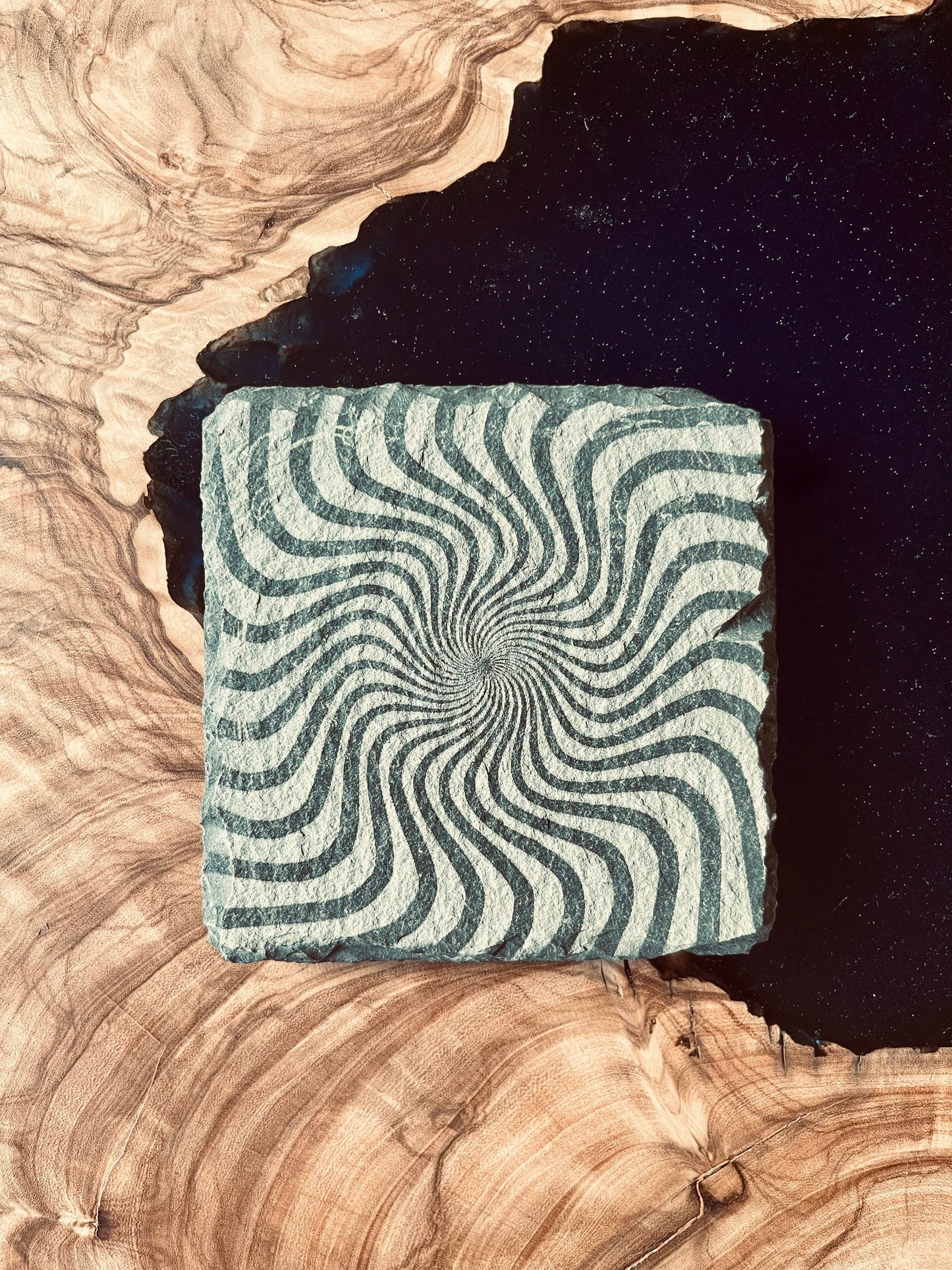 Schiefer-Untersetzer mit Gravur – Ammonit & Optische Täuschung (10x10 cm)
