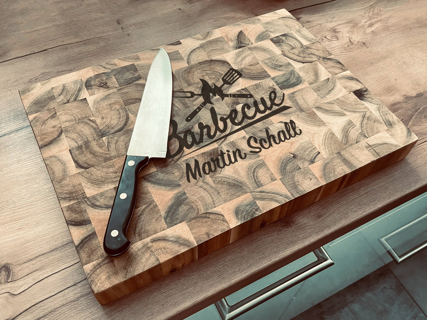 XXL Akazien-Schneidebrett Stirnholz personalisiert – Massives BBQ Tranchierbrett (42x30x4cm)