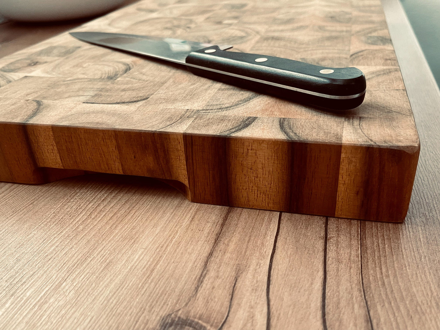XXL Akazien Stirnholz Schneidebrett personalisiert – Massives BBQ-Brett (42x30x4cm)
