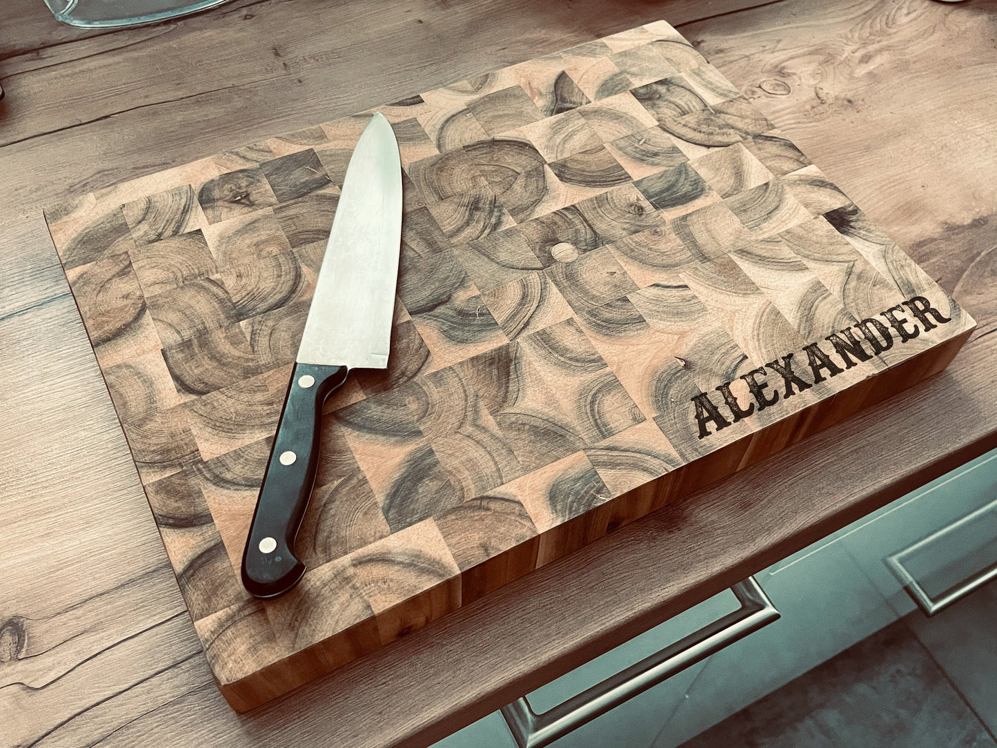 XXL Akazien Stirnholz Schneidebrett personalisiert – Massives BBQ-Brett (42x30x4cm)