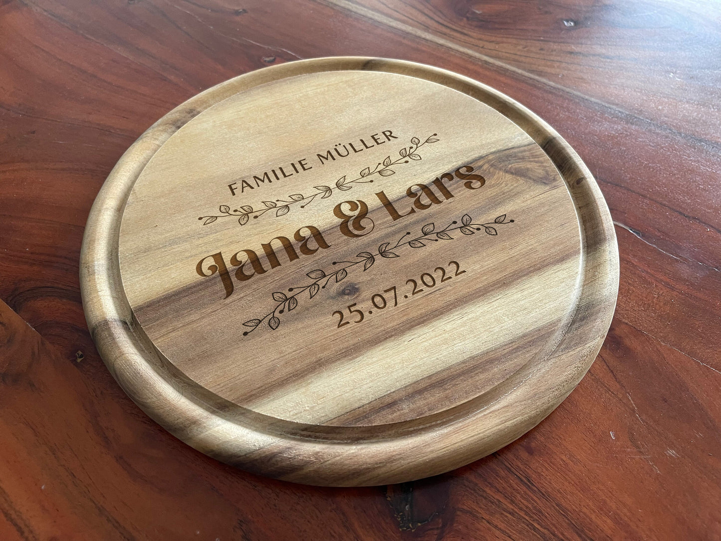 Personalisiertes rundes Vesperbrett Akazie – Holzbrettchen mit Name & Gravur