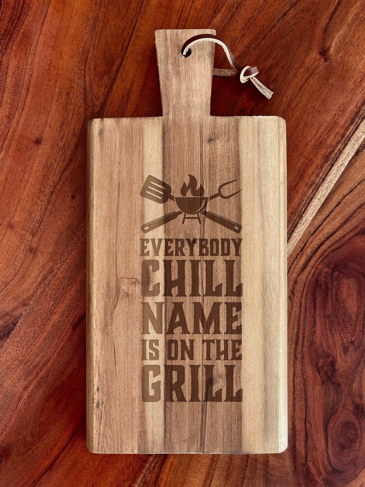 Personalisiertes Grillbrett Akazie – „Everybody Chill“ mit Wunschname | 3 Größen