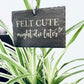 Schiefer Pflanzenstecker „Felt cute might die later“ – Witziges Schild für Zimmerpflanzen