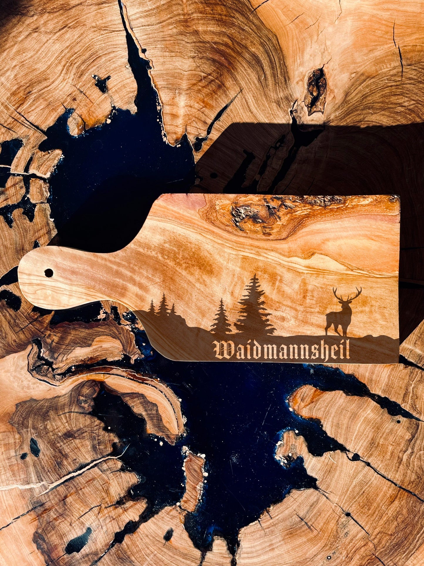 Personalisierter Olivenholz-Vesperbrett Jäger – Hirsch-Gravur & Name (22 cm)