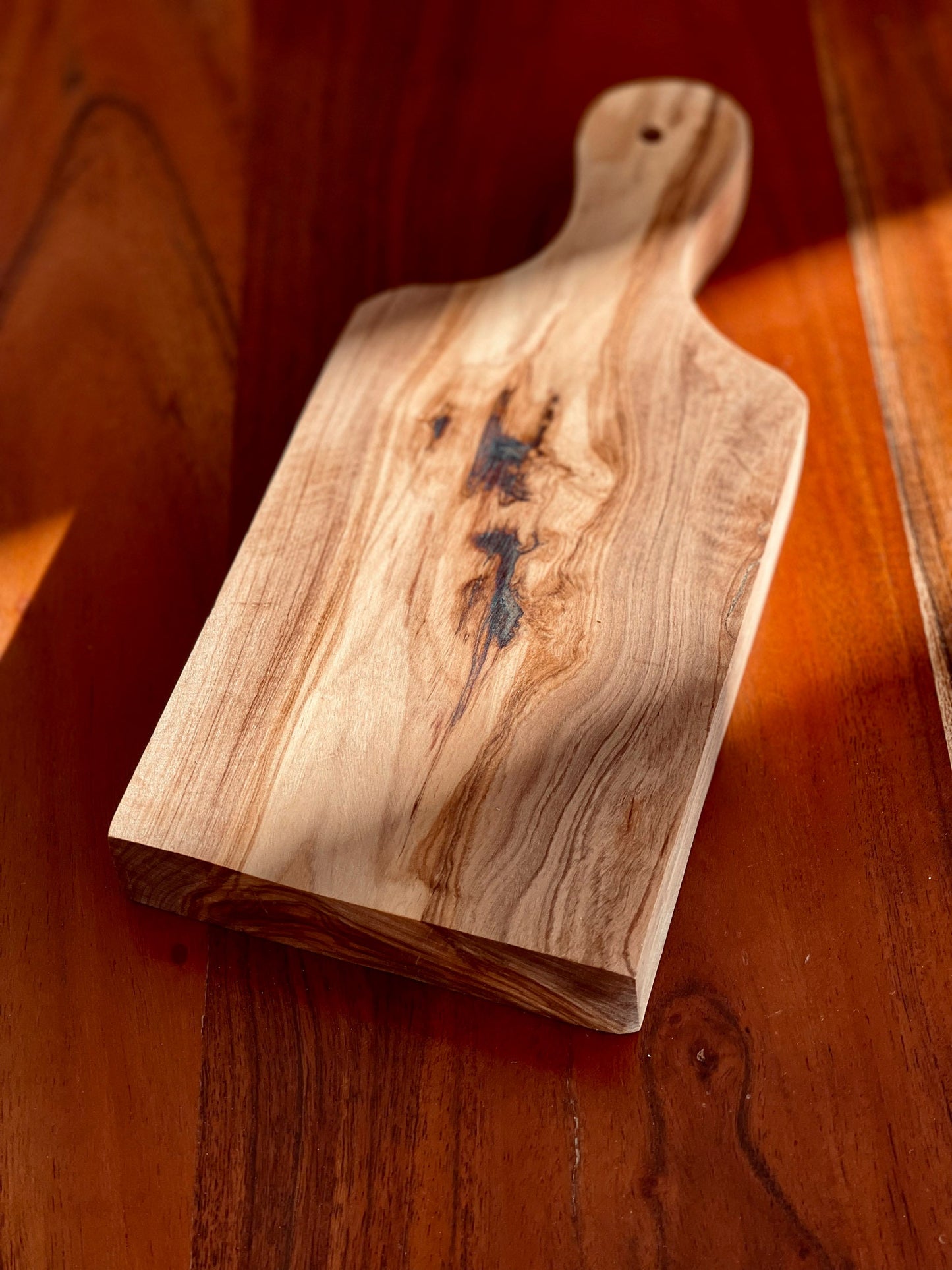 Personalisierter Olivenholz-Vesperbrett Jäger – Hirsch-Gravur & Name (22 cm)