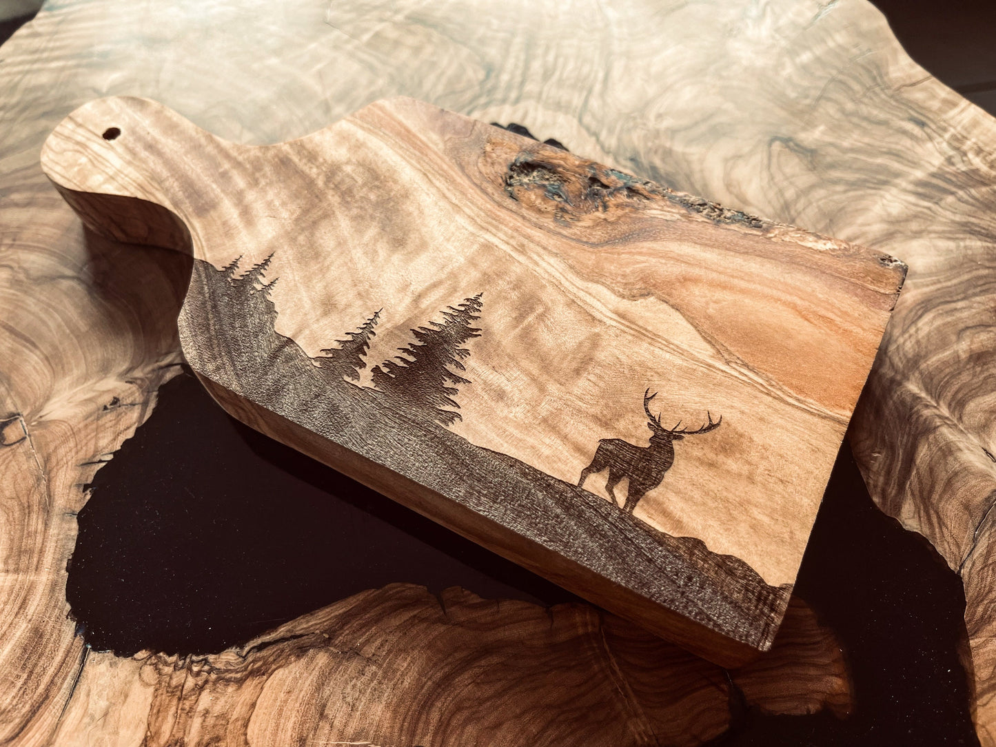 Personalisierter Olivenholz-Vesperbrett Jäger – Hirsch-Gravur & Name (22 cm)