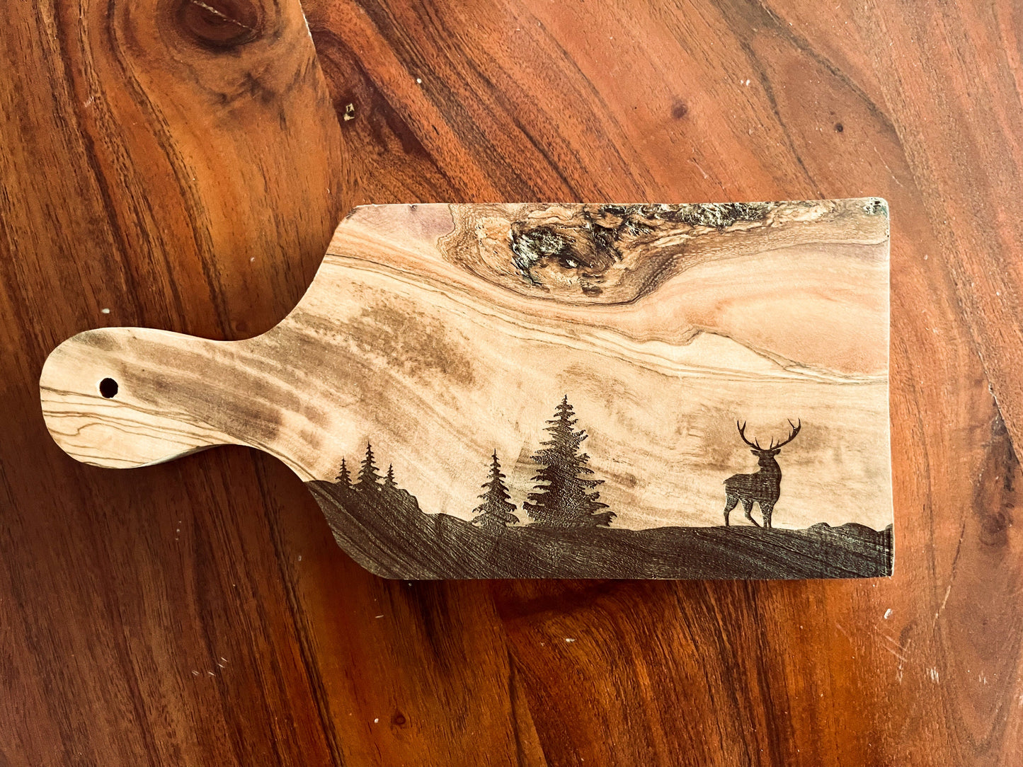 Personalisierter Olivenholz-Vesperbrett Jäger – Hirsch-Gravur & Name (22 cm)