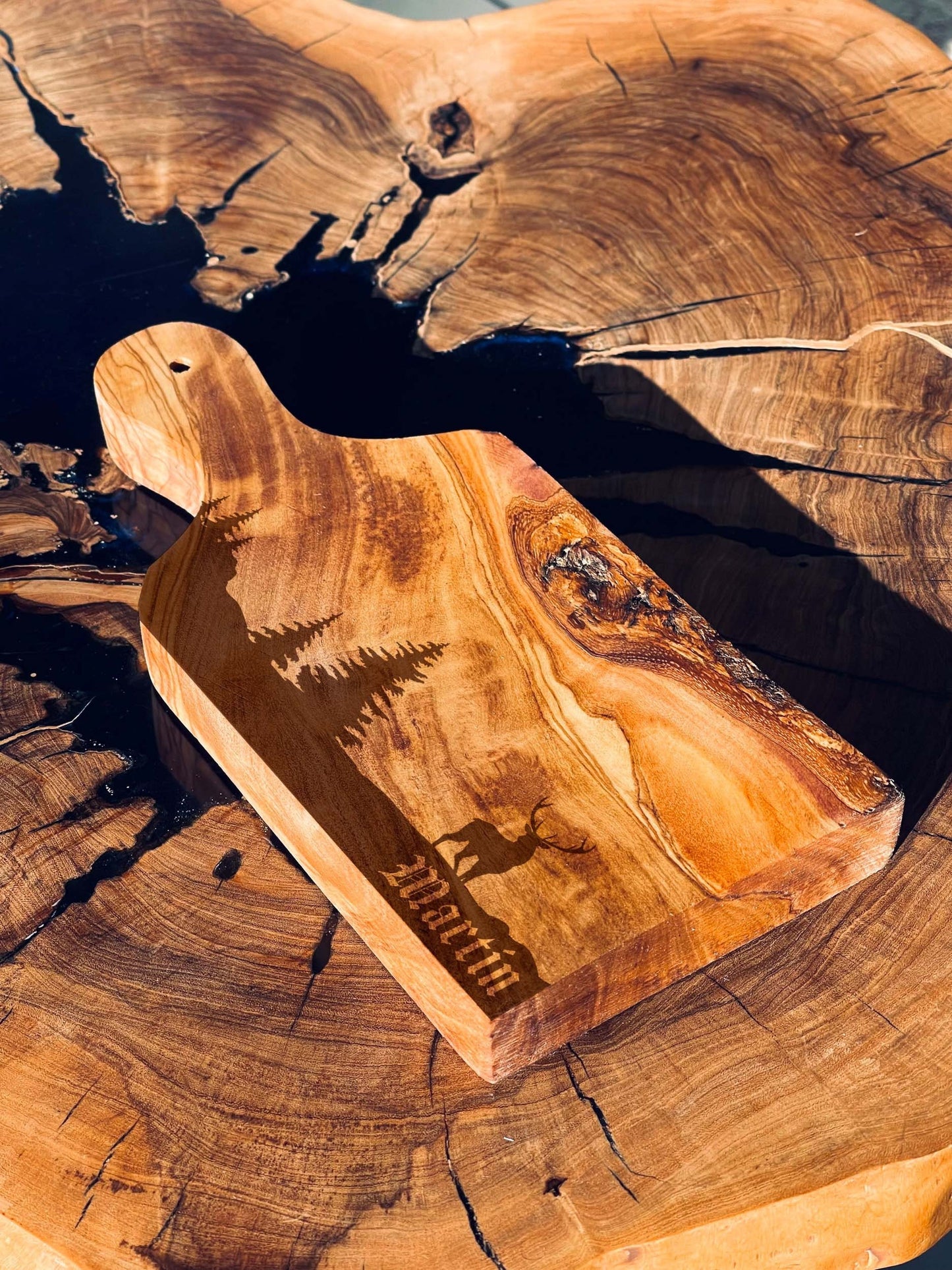 Personalisierter Olivenholz-Vesperbrett Jäger – Hirsch-Gravur & Name (22 cm)