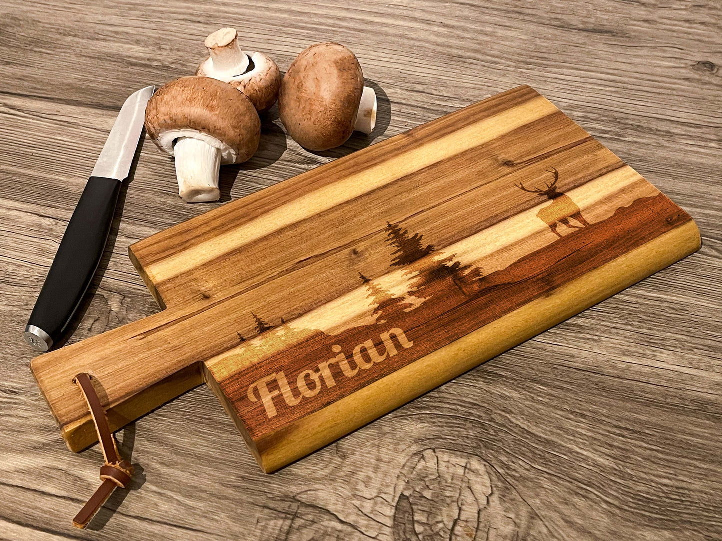 Akazien Holzbrett personalisiert – Berge, Hirsch & Steinbock | Vesperbrett mit Griff