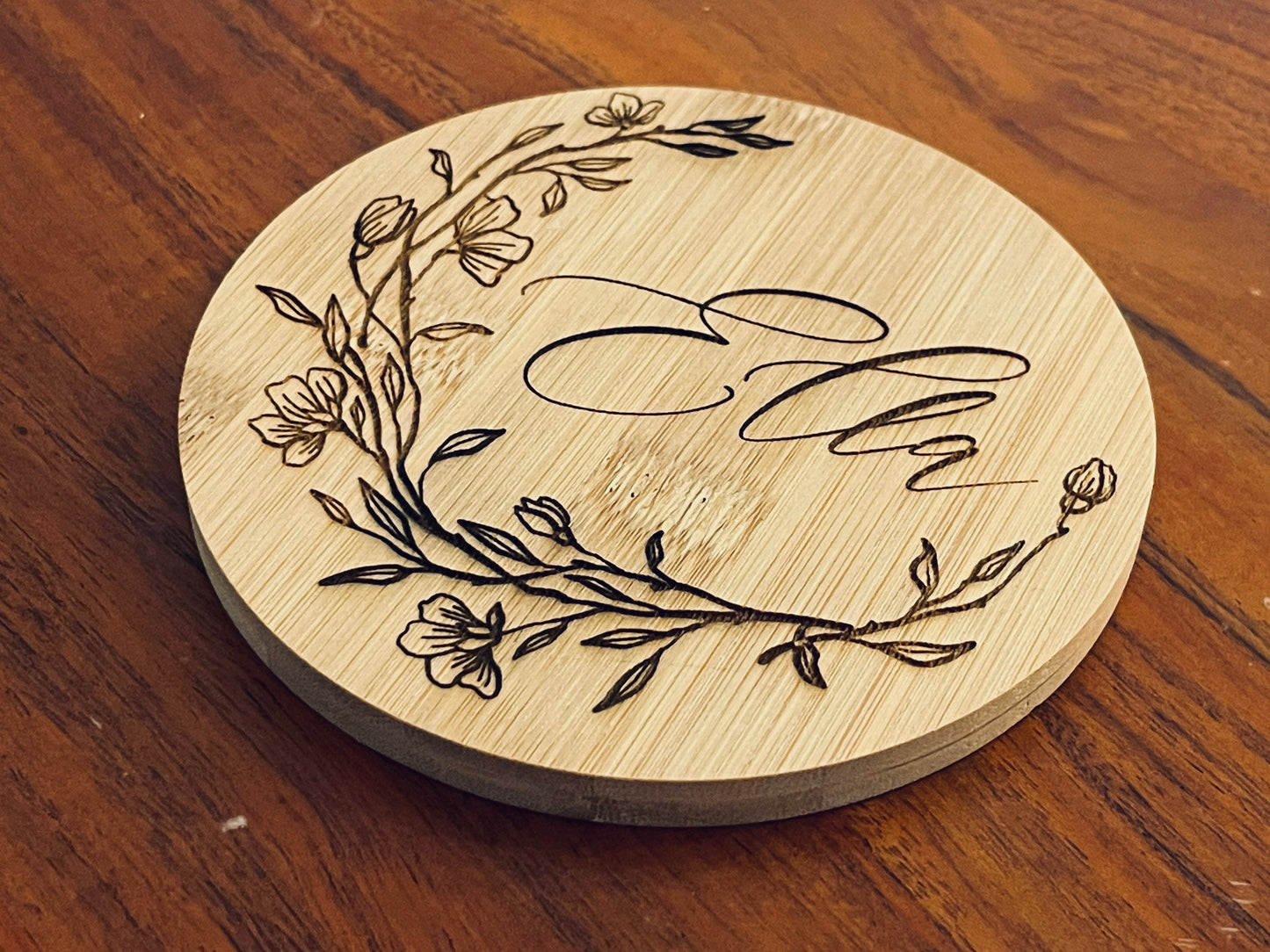 Personalisierter Bambus Untersetzer mit Name – Florales Design für Tassen & Gläser