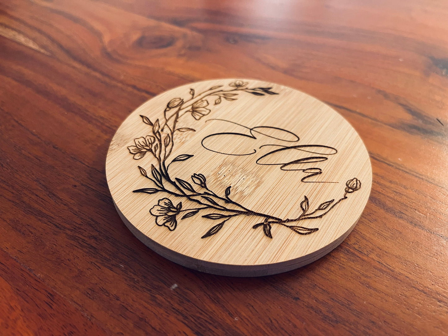 Personalisierter Bambus Untersetzer mit Name – Florales Design für Tassen & Gläser