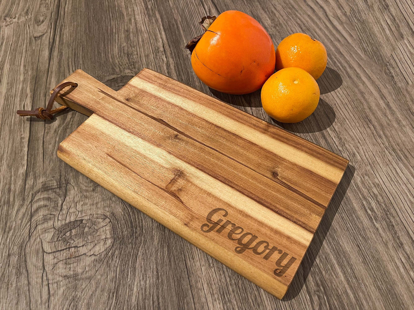Personalisiertes Grill & BBQ Holzbrett Akazie – Vesperbrett mit Name & Griff