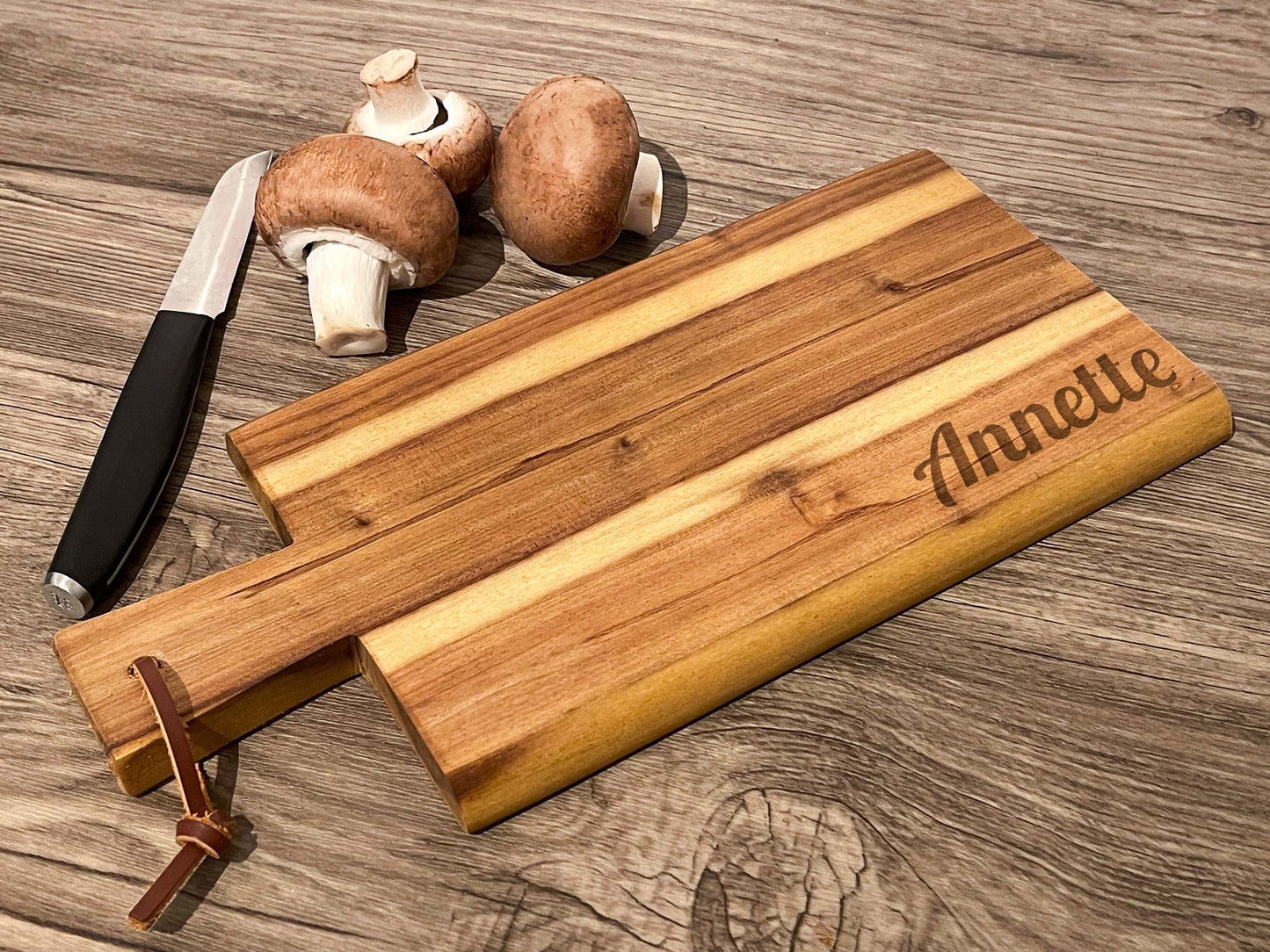 Personalisiertes Grill & BBQ Holzbrett Akazie – Vesperbrett mit Name & Griff