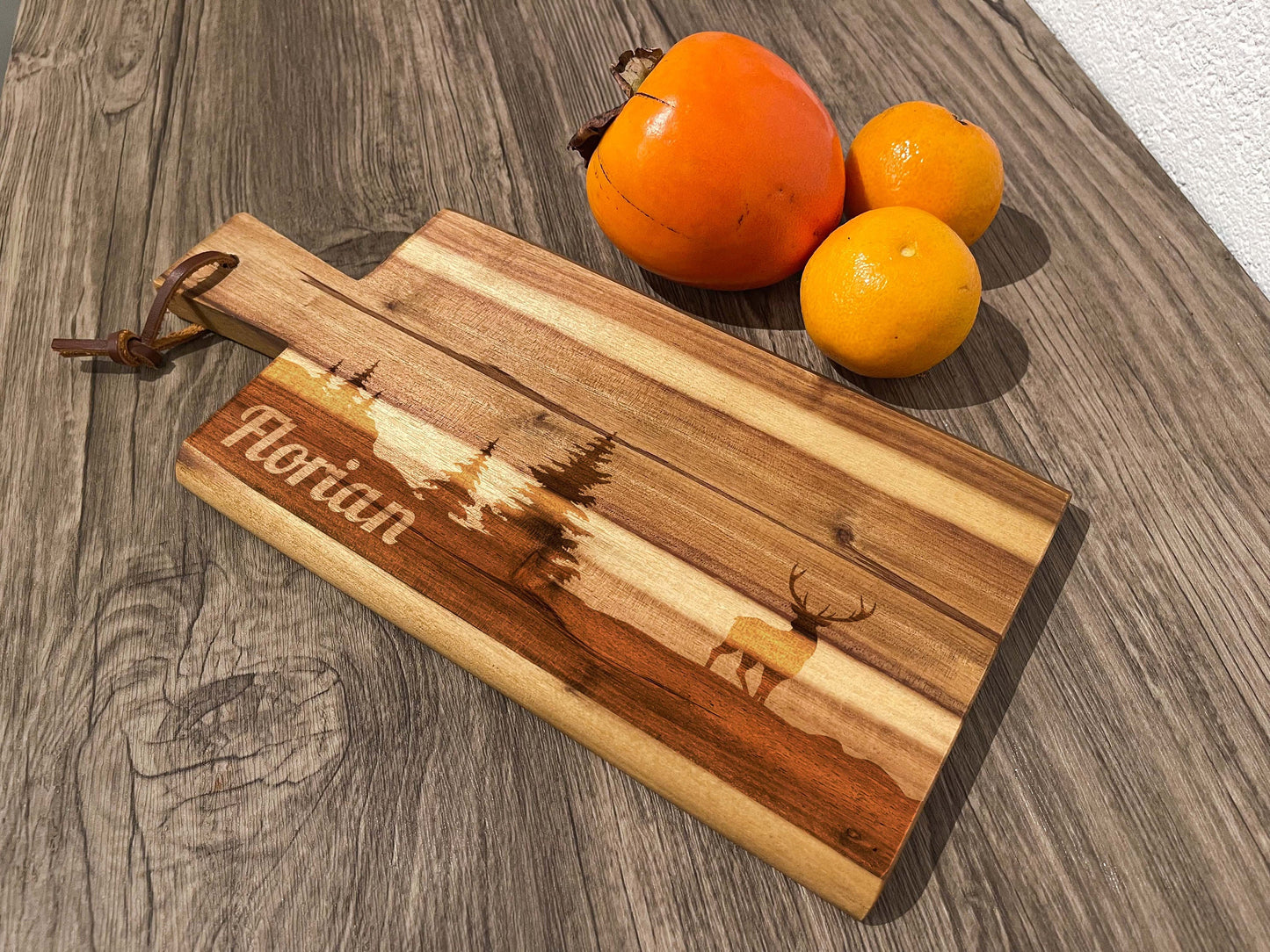 Akazien Holzbrett personalisiert – Berge, Hirsch & Steinbock | Vesperbrett mit Griff