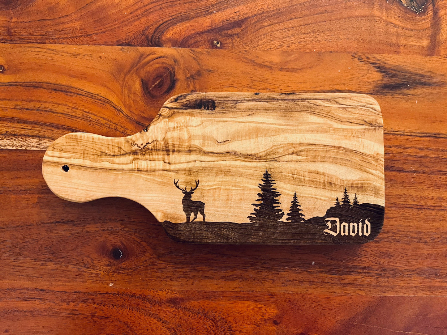 Personalisierter Olivenholz-Vesperbrett Jäger – Hirsch-Gravur & Name (22 cm)