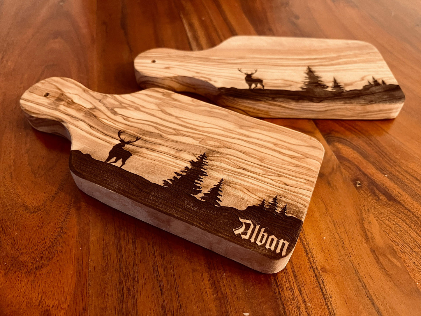 Personalisierter Olivenholz-Vesperbrett Jäger – Hirsch-Gravur & Name (22 cm)