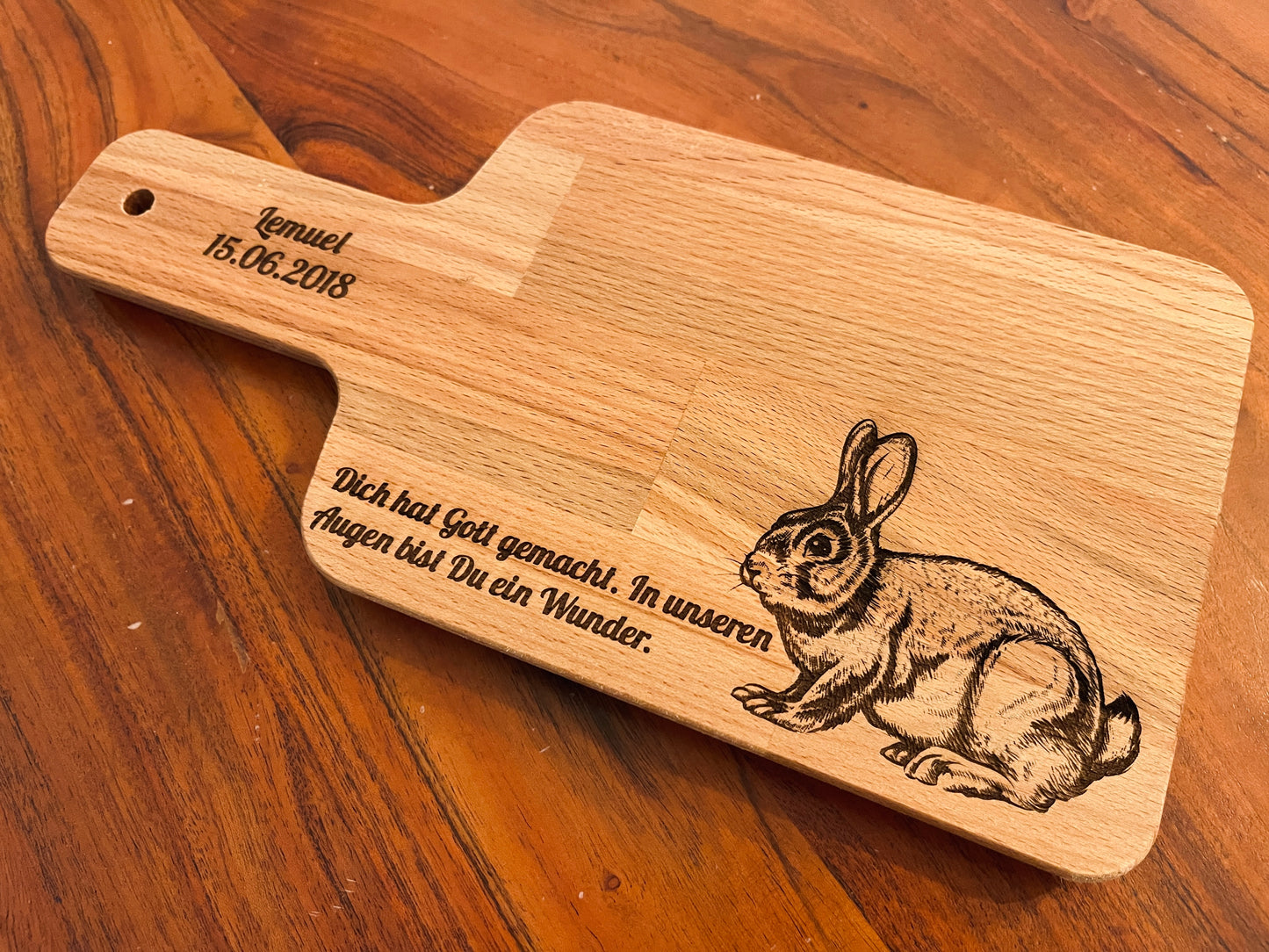 Personalisiertes Oster-Vesperbrett aus Buche – Hase, Reh & Vogel