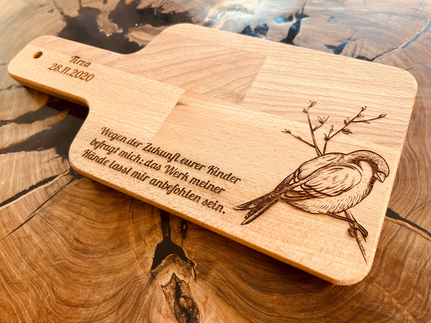 Personalisiertes Oster-Vesperbrett aus Buche – Hase, Reh & Vogel